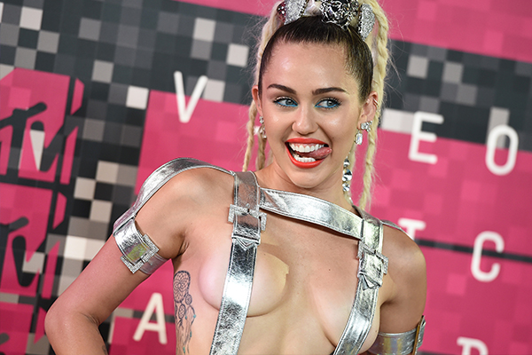 pictures-of-miely-cirus-boobs