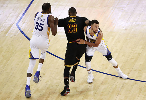 Curry, Durant lead Warriors to 2-0 lead with 132-113 rout Curry, Durant lead Warriors to 2-0 lead with 132-113 rout
