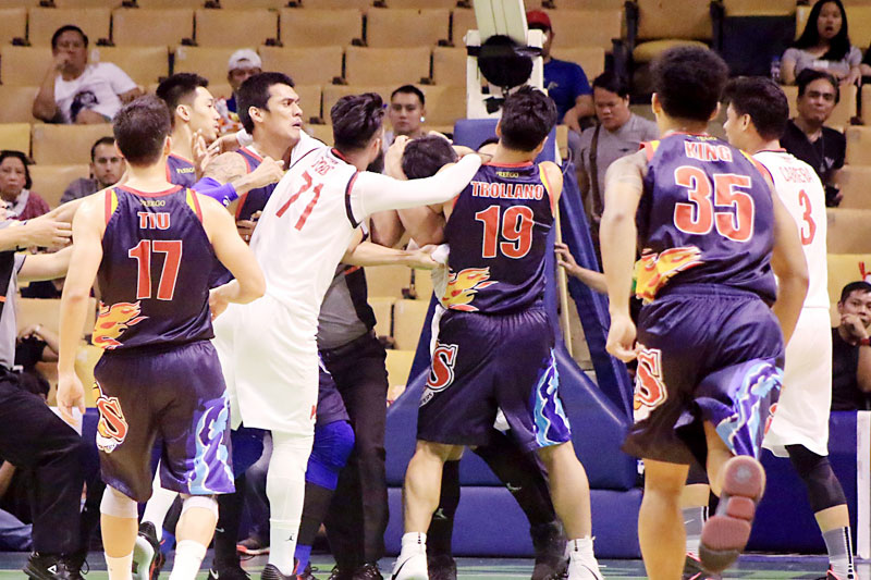 Phoenix downs Kia in PBA opener