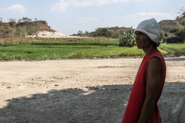 People who have lived for generations in a farming town resist being forgotten as a metropolis of the future grows around them 