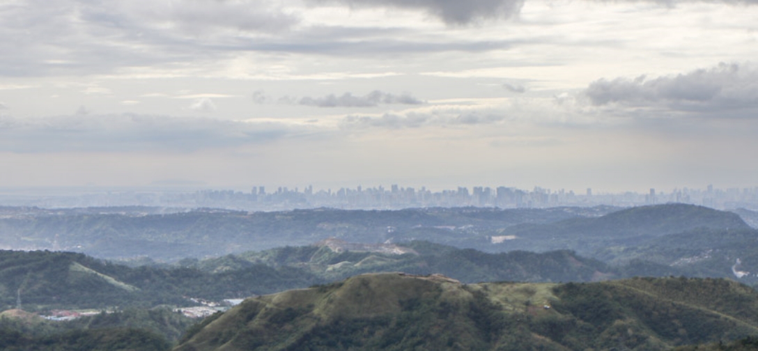 Mountains in Rizal and the skyline of Metro Manila are seen in this February 7, 2021 photo. Philstar.com/EC Toledo