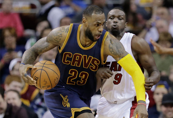 Heat lose Wade to knee injury, fall 114-88 to Cavaliers