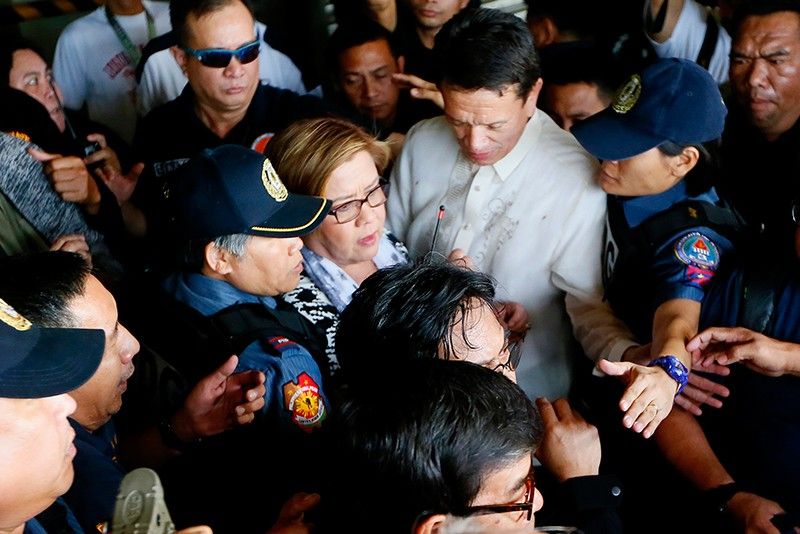 De Lima receives 365 roses from supporters to mark 1-year in detention