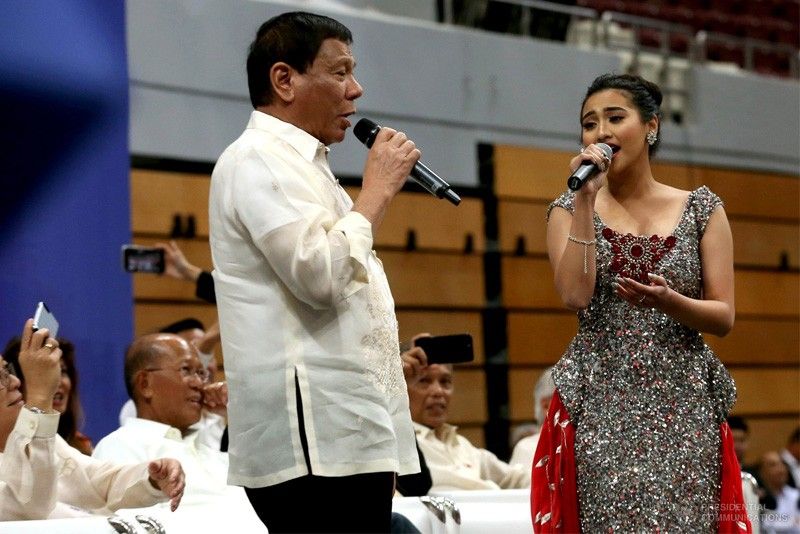 WATCH: Duterte sings 'Ikaw' before big crowd in Qatar