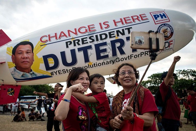 WATCH: Duterte supporters call for Robredo's removal