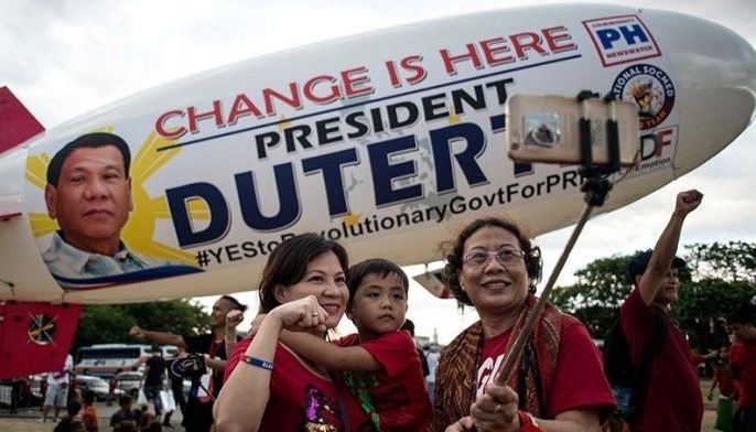 WATCH: Duterte supporters call for Robredo's removal