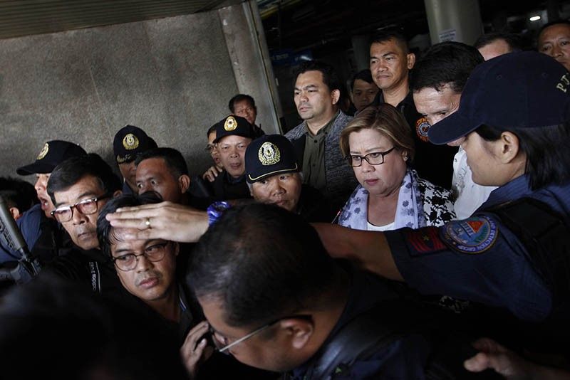 De Lima marks year in detention with mass, book giveaway
