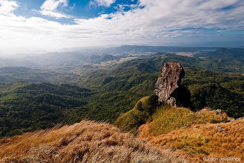 Armed men rob Nasugbu resort's employee housing, security office