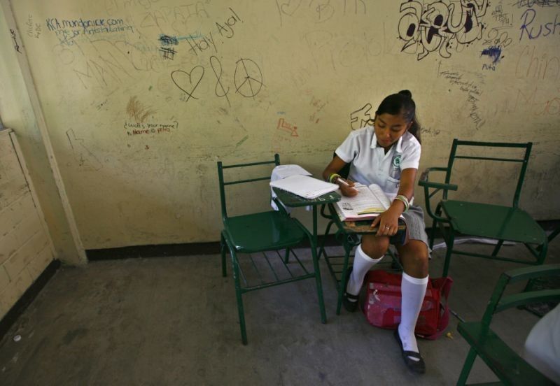 Top Mexico presidential candidate vows to undo school reform