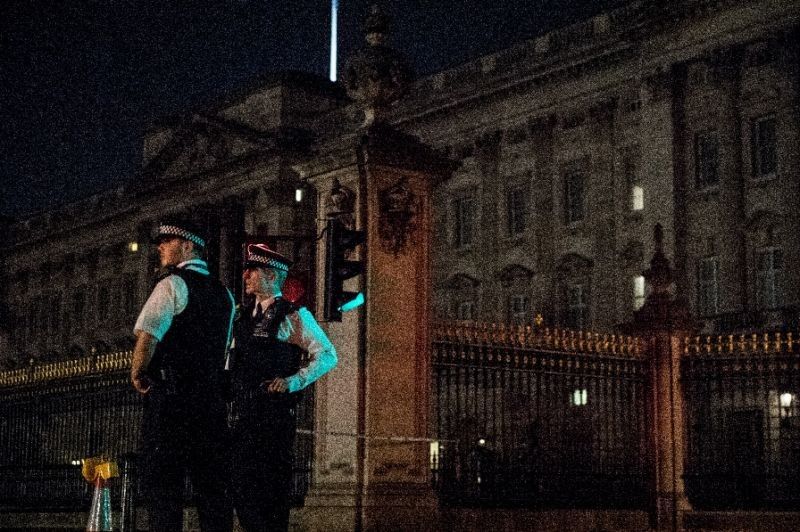 Armed man arrested outside Buckingham Palace