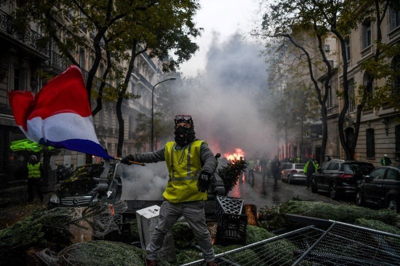 Macron seeks way out of crisis after Paris riots