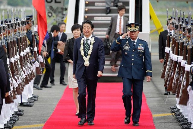 Japan Prime Minister Abe arrives in Philippines for official visit