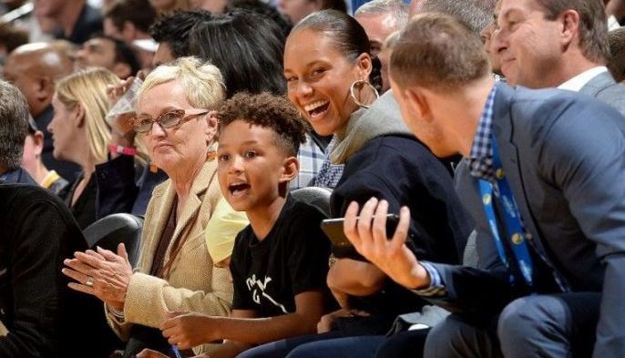Mic drop: Alicia Keys left voiceless at Thai mall launch