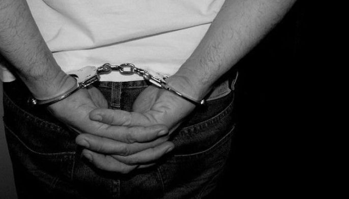 Naarestong trader na sumapak sa dalawang enforcers, itinanggi ang armas sa raid