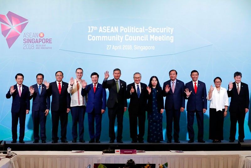 Singapore PM: ASEAN growing closer to China and India