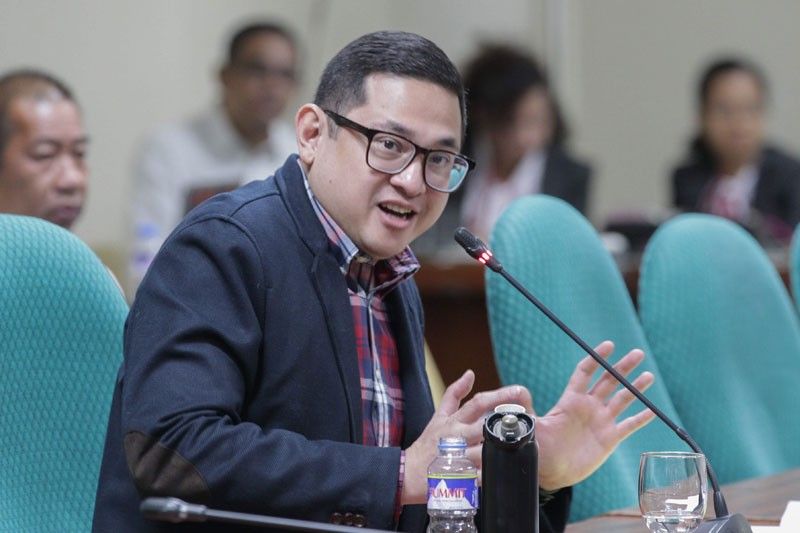 SC ruling sa Filipino kinuwestiyon ng senador