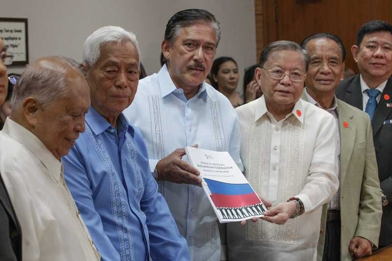 Draft ng federal charter tinanggap na ni Sotto