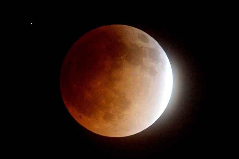 Total lunar eclipse, â��di makikita ng mga Pinoy