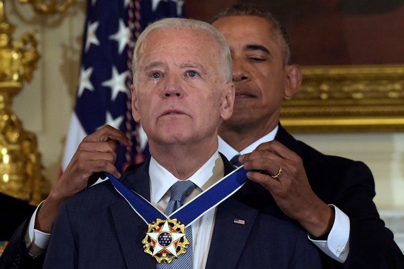 In tearful farewell, Obama awards Biden the Medal of Freedom