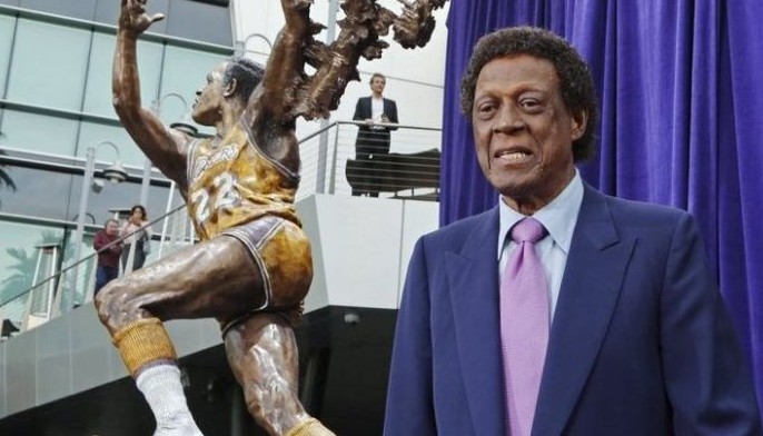 Lakers unveil statue of Elgin Baylor outside Staples Center