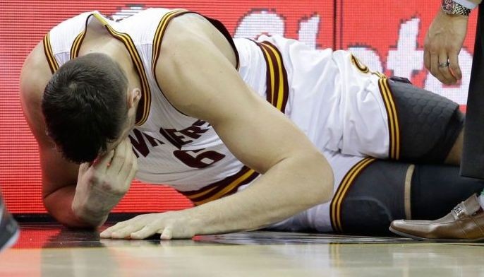 Bogut breaks left leg in debut with Cavaliers