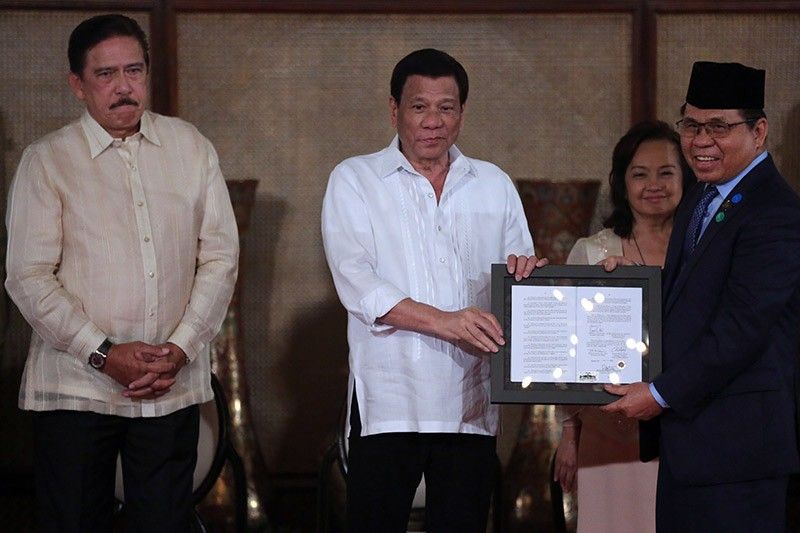 Hoping for peace, Duterte leads ceremonial signing of BOL