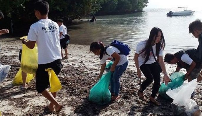 Volunteers start Boracay clean-up