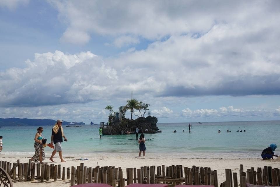 DENR: Boracay to hold â��dry runâ�� for local tourists before reopening