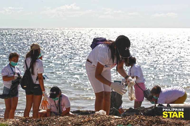 WATCH: Volunteers start cleanup on first day of Boracay closure
