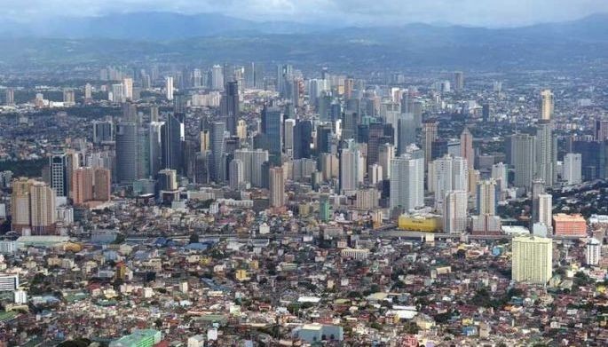 S&P raises Philippine credit outlook