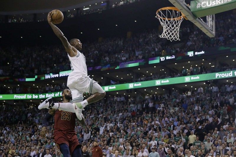 Celtics ibinaon ang Cavaliers