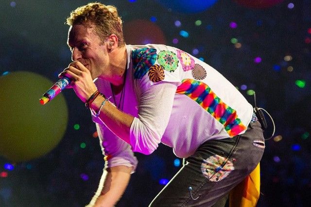 Chris Martin, Coldplay band exec arrive in Manila