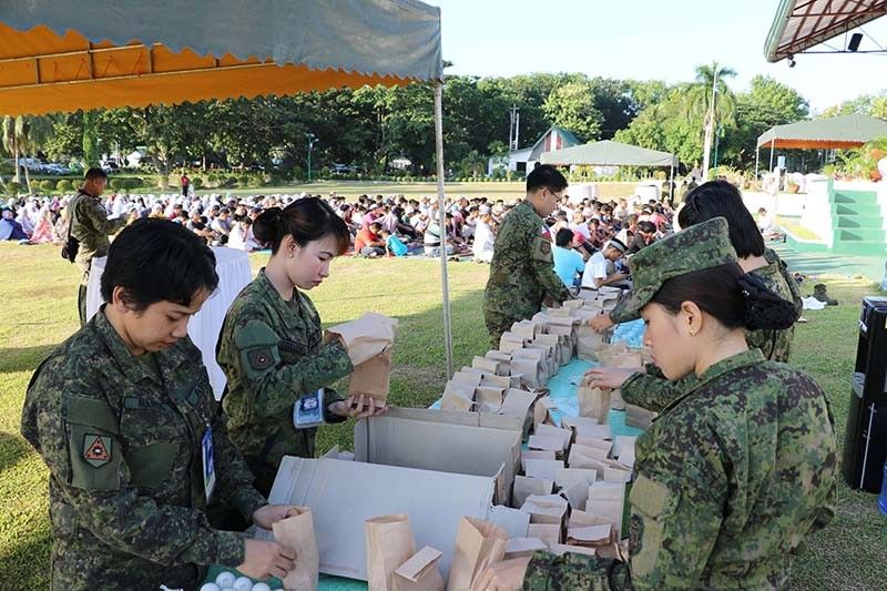 Christian soldiers serve Muslims snacks after Eid prayers
