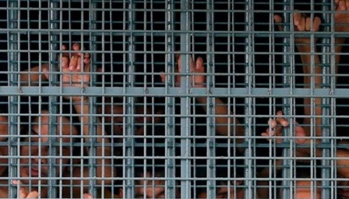 Piniriso sa City Jail maka-telepono na