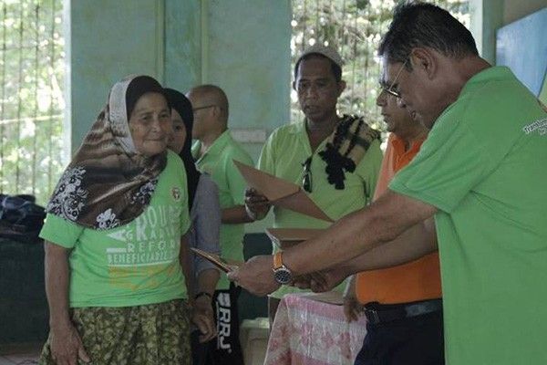 After decadeslong fight, 237 Tausug farmers get CLOAs