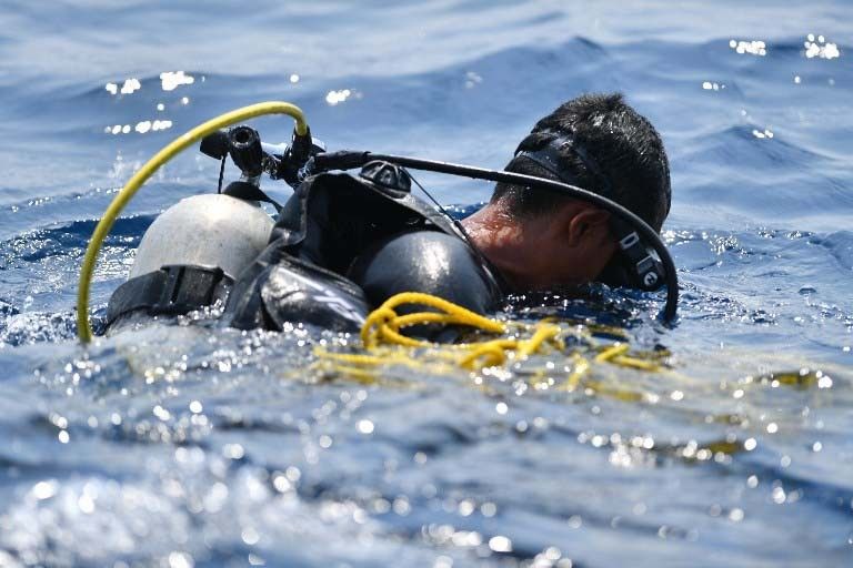 Diver dies in search for Indonesia jet crash