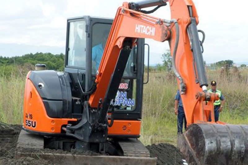 Backhoe hulog sa bangin: Driver kritikal | Pilipino Star Ngayon