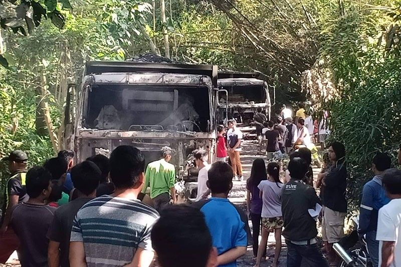 Tatlong dump truck sinunog ng NPA rebels