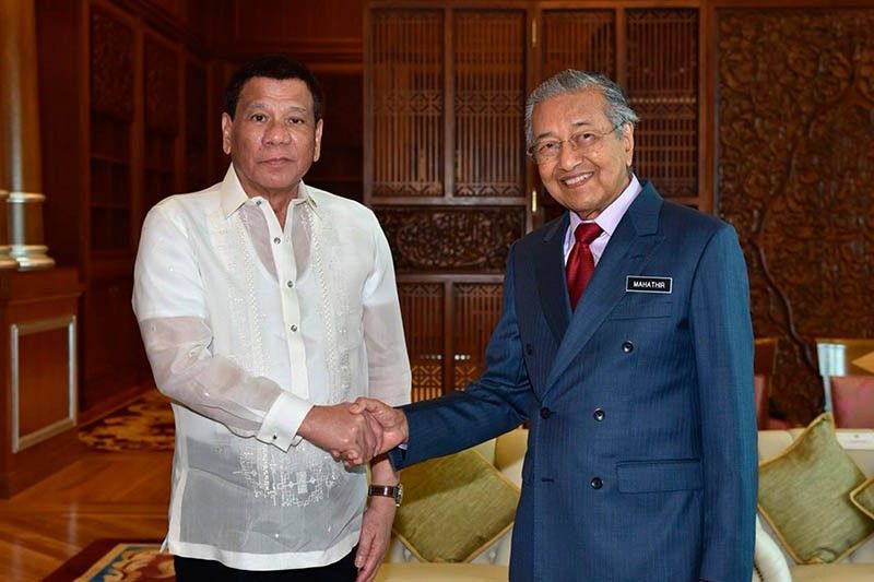 Duterte discusses need to address terrorism, drug trade with Malaysiaâ��s MahathirÂ 