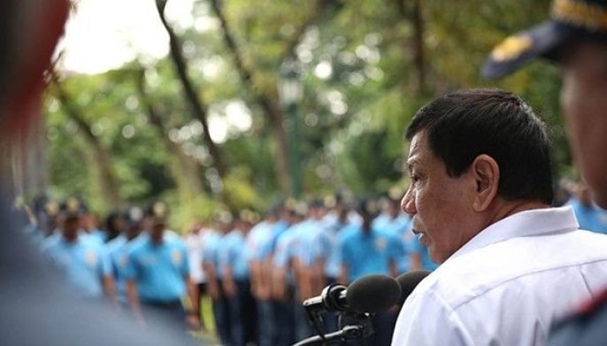 Duterte brings back police into war on drugs