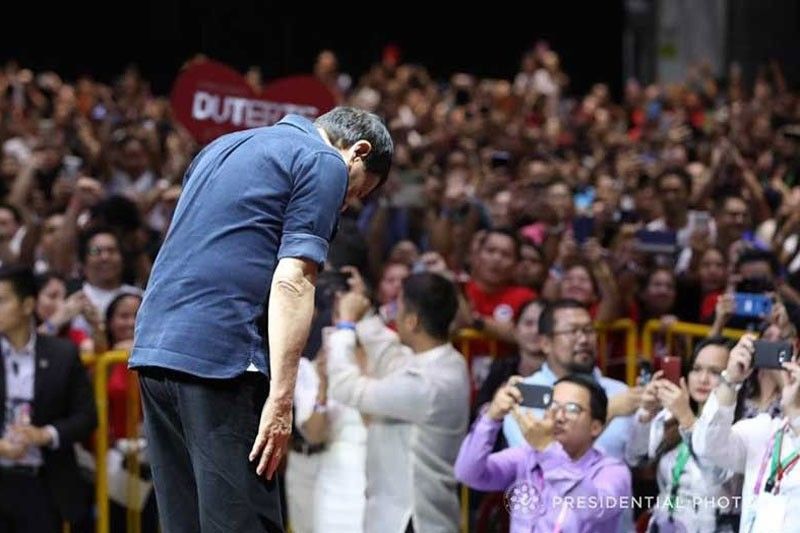 SWS: Duterte satisfaction  drops from â��very goodâ�� to â��goodâ��