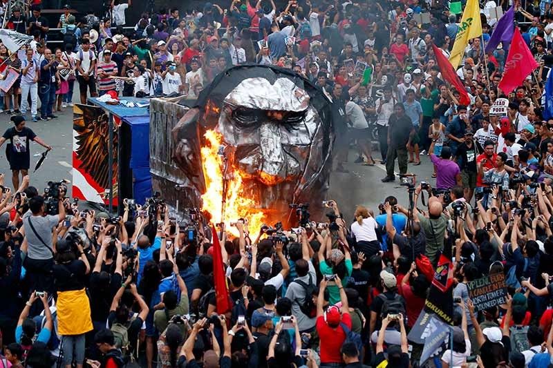 WATCH: Protesters burn â��DuterTRAINâ�� effigy on SONA day