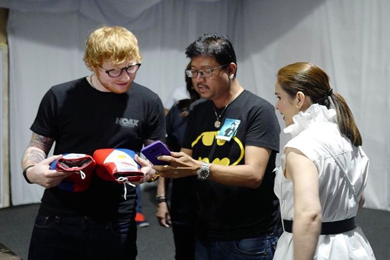 Jinkee Pacquiao gives Ed Sheeran boxing gloves
