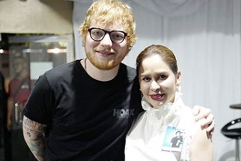 Ganon kasosyal Jinkee nakatsikahan si ed Sheeran, binigyan pa ng gloves