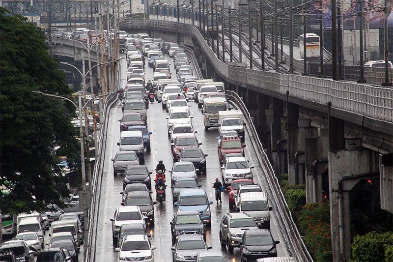 Senators urge MMDA to suspend driver-only ban on EDSA