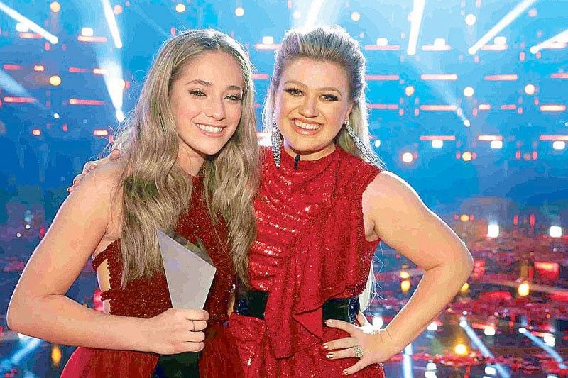 Kelly Clarkson  scores 1st victory  in The Voice