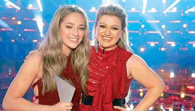 Kelly Clarkson  scores 1st victory  in The Voice