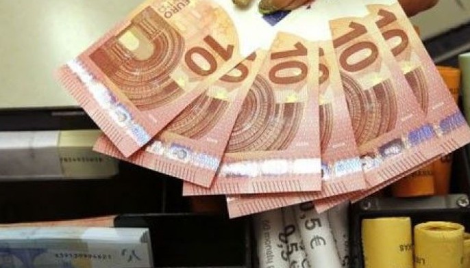 Italy's economy minister insists abandoning euro not planned