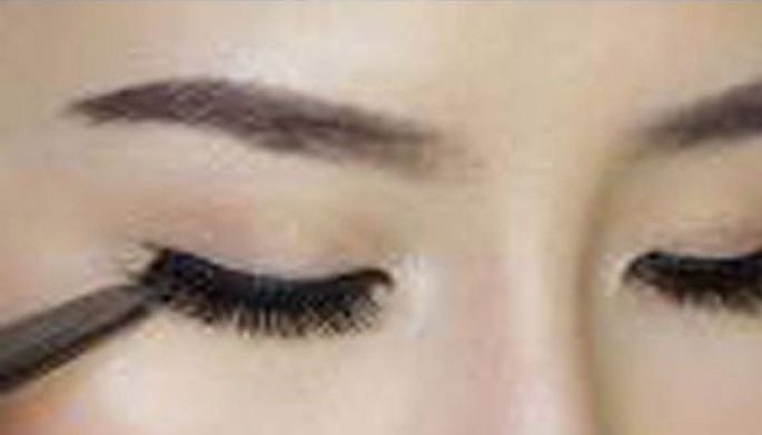 5 steps to make your false lashes look natural