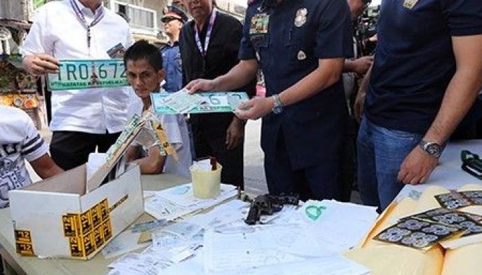 Pagawaan ng pekeng plaka at lisensya, ni-raid